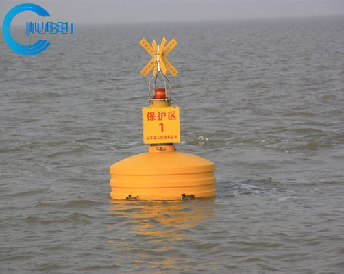 Océano amarillo rojo verde de las boyas de la navegación del agua con la luz de señal solar