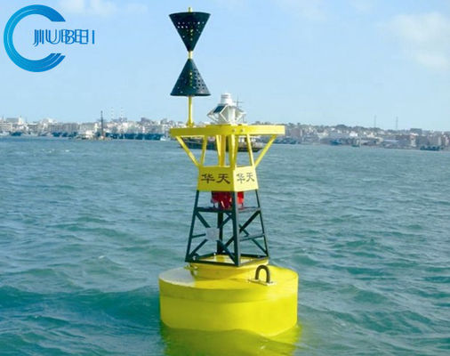 Océano amarillo rojo verde de las boyas de la navegación del agua con la luz de señal solar