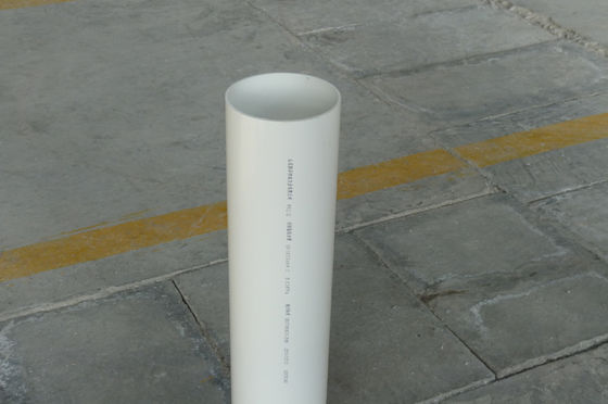 Tubo de agua de PVC resistente a los rayos UV con conexión roscada Producido por extrusión