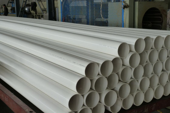 Tubo de agua de PVC resistente a los rayos UV con conexión roscada Producido por extrusión